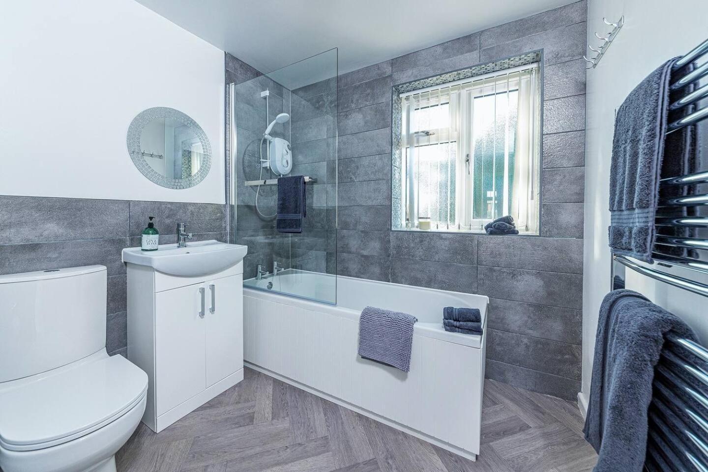 Dudley-Hospital-3Bed-Parking-Long Stay-Contractor Brierley Hill Dış mekan fotoğraf